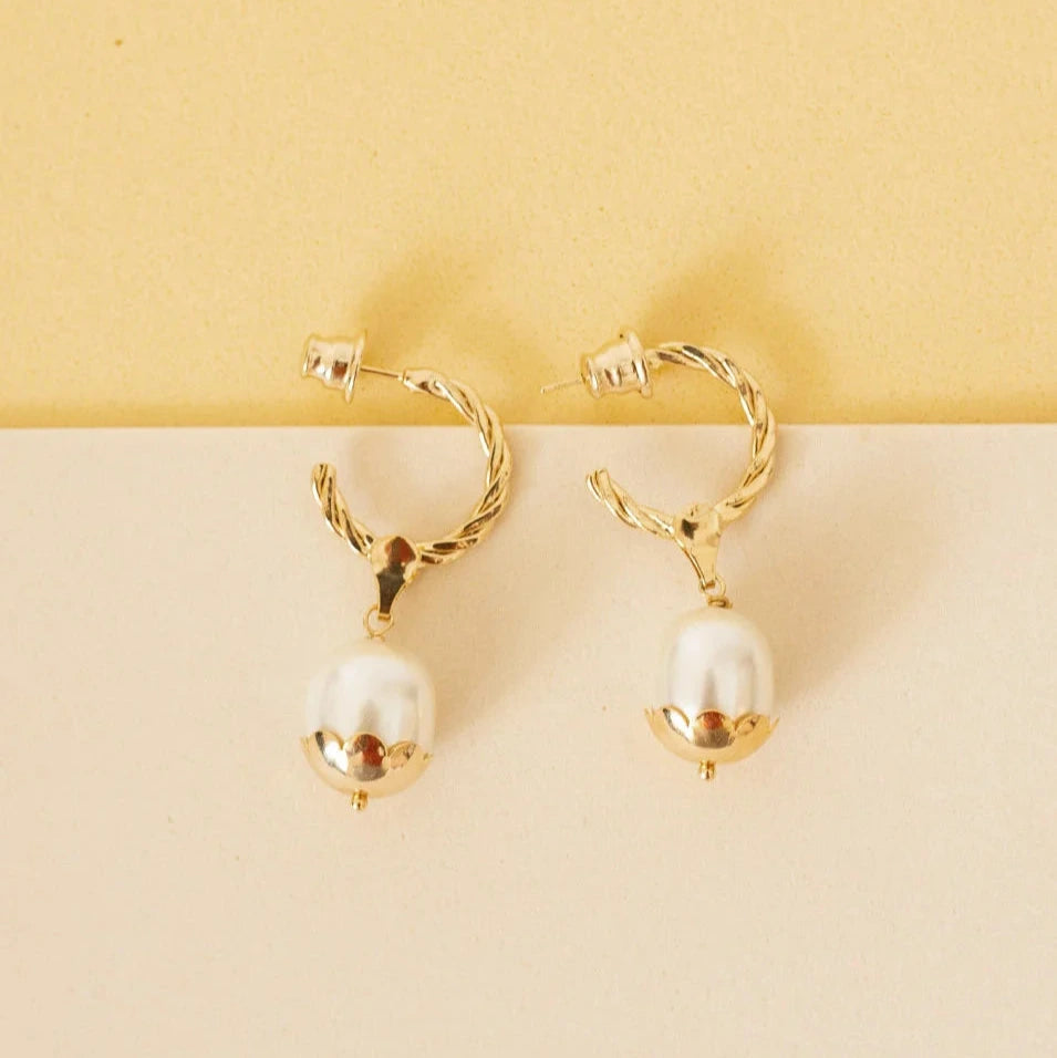 TWISTED HOOPS WITH MAXI SHELL PEARL PENDANT AND GOLD PLATING