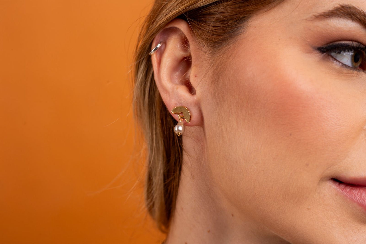 Scale-Patterned Pearl Earring