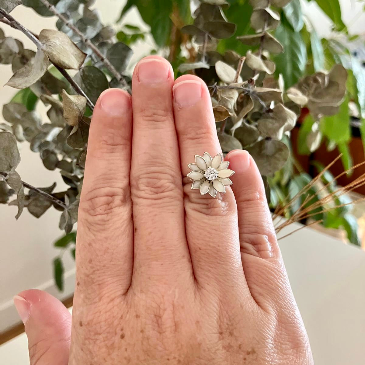 DAISY FLOWER PEARL RING WHITE RHODIUM PLATED