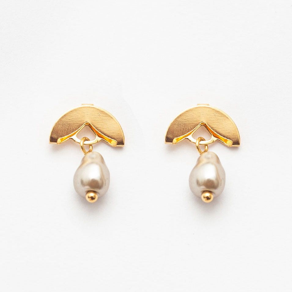 Scale-Patterned Pearl Earring