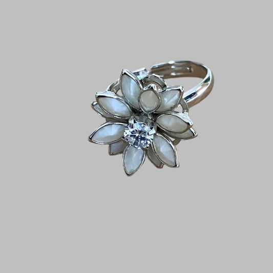 DAISY FLOWER PEARL RING WHITE RHODIUM PLATED