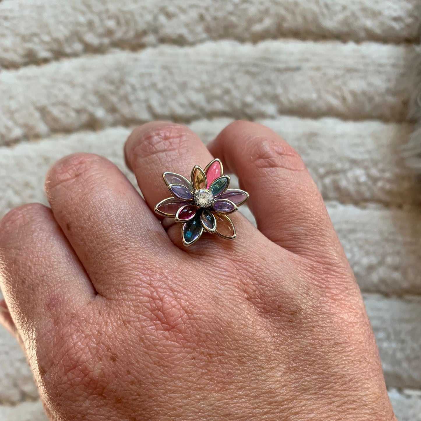 COLORED DAISY FLOWER RING WHITE RHODIUM PLATING