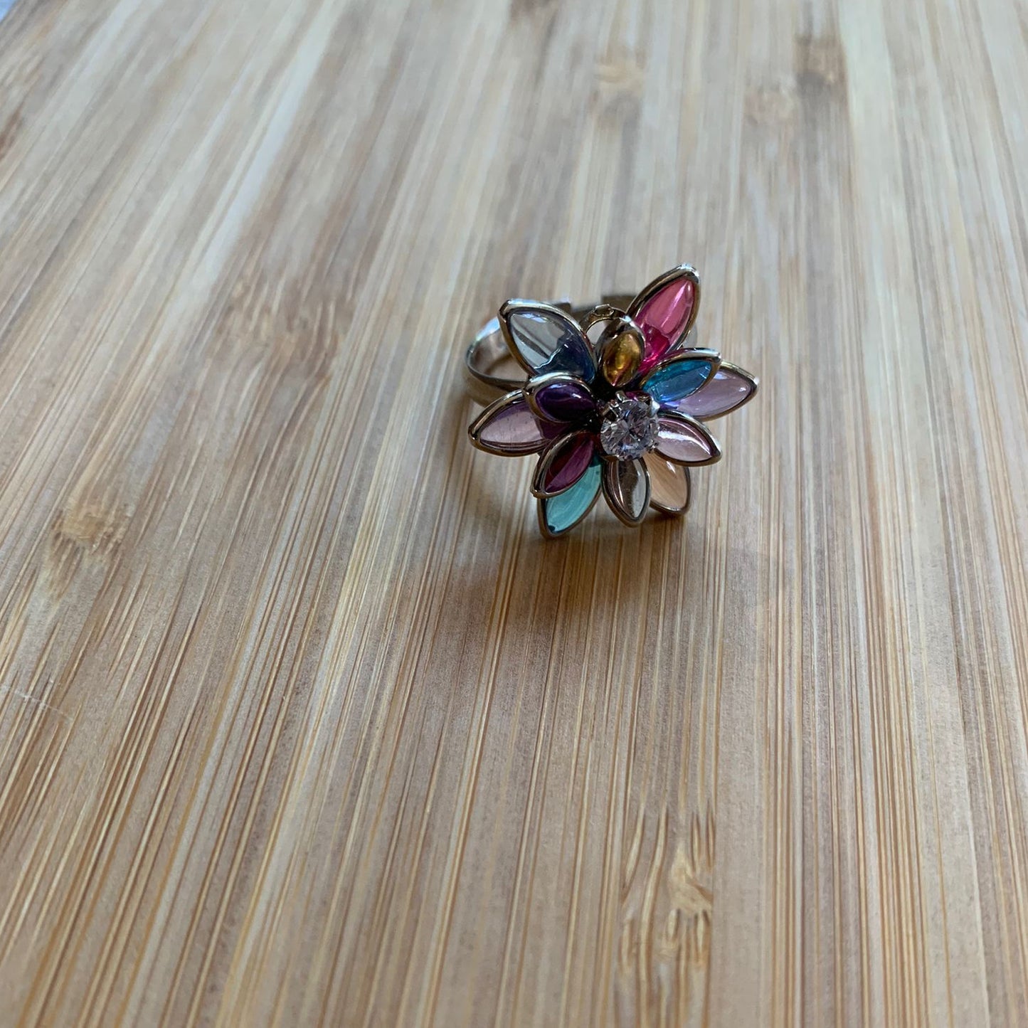 COLORED DAISY FLOWER RING WHITE RHODIUM PLATING