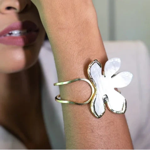 Gold Plated Bracelet with Mother-of-Pearl Flower