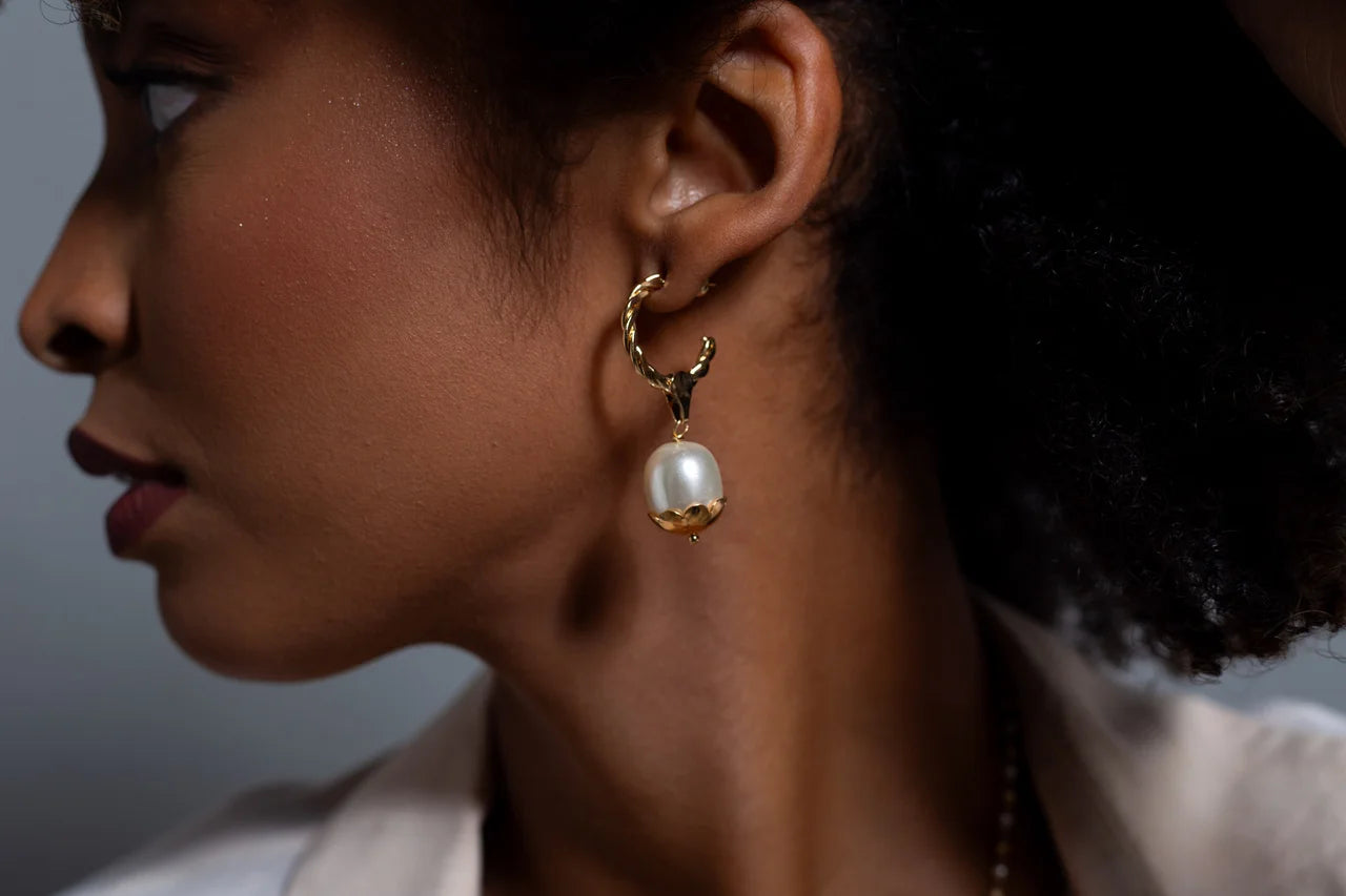 TWISTED HOOPS WITH MAXI SHELL PEARL PENDANT AND GOLD PLATING