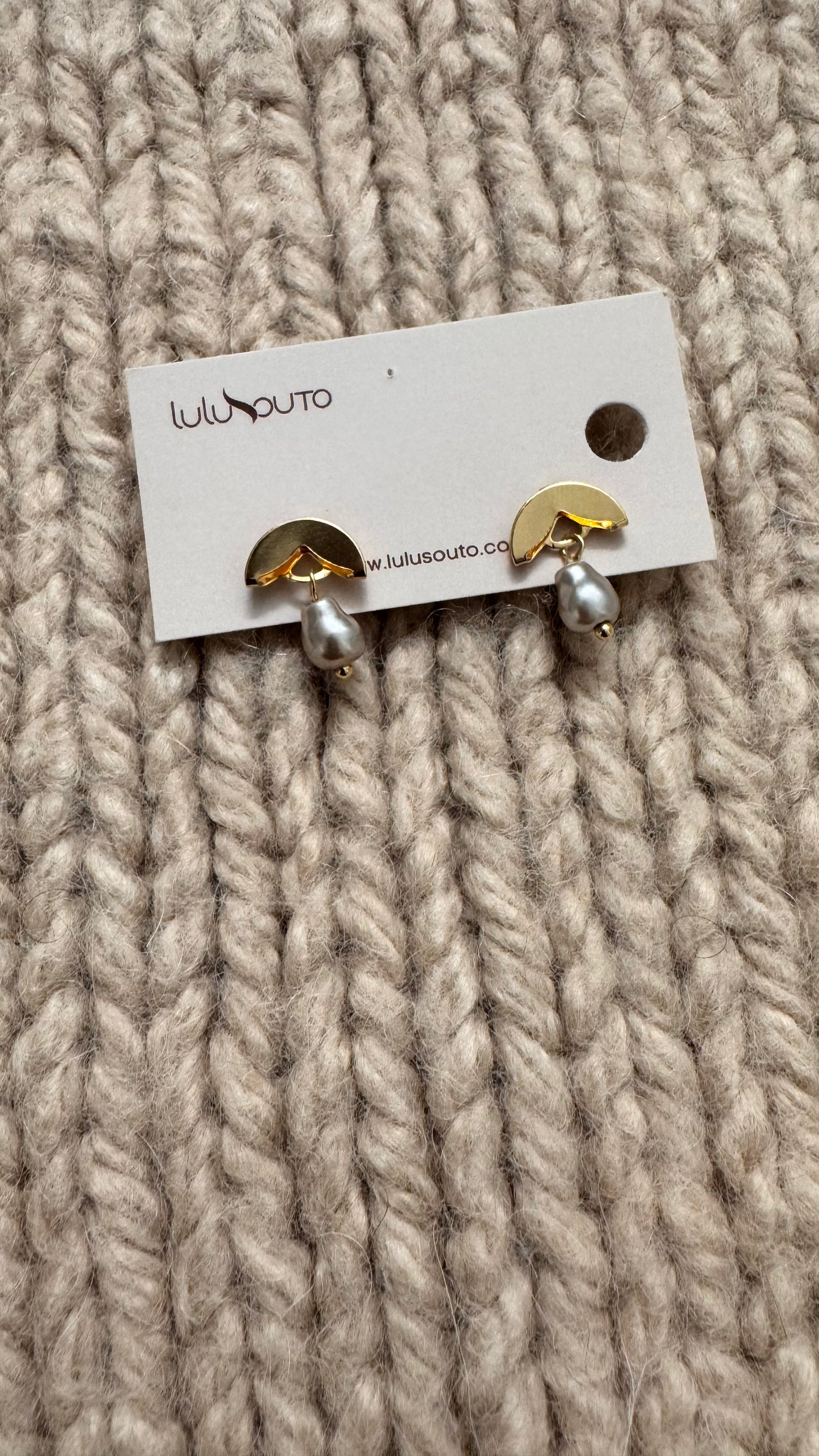 Scale-Patterned Pearl Earring