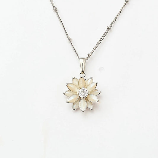 DAISY FLOWER NECKLACE PEARL WHITE RHODIUM PLATING