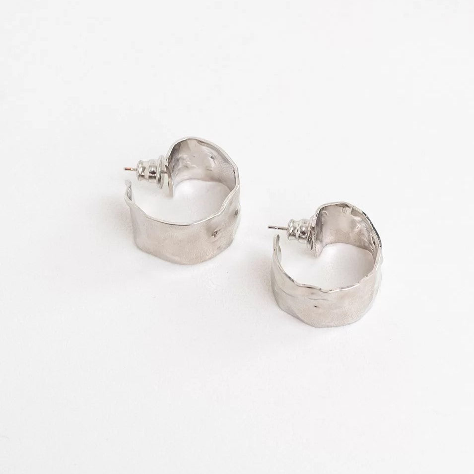 DELINE HOOP EARRINGS HAMMERED METAL WHITE RHODIUM PLATING