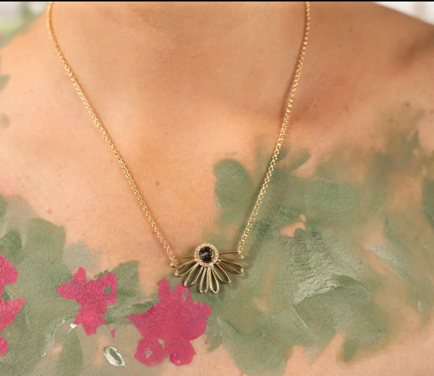 COLAR MARGIE FLOR ARAMADA MIOLO CRISTAL CINZA E ZIRCONIAS COM BANHO OURO