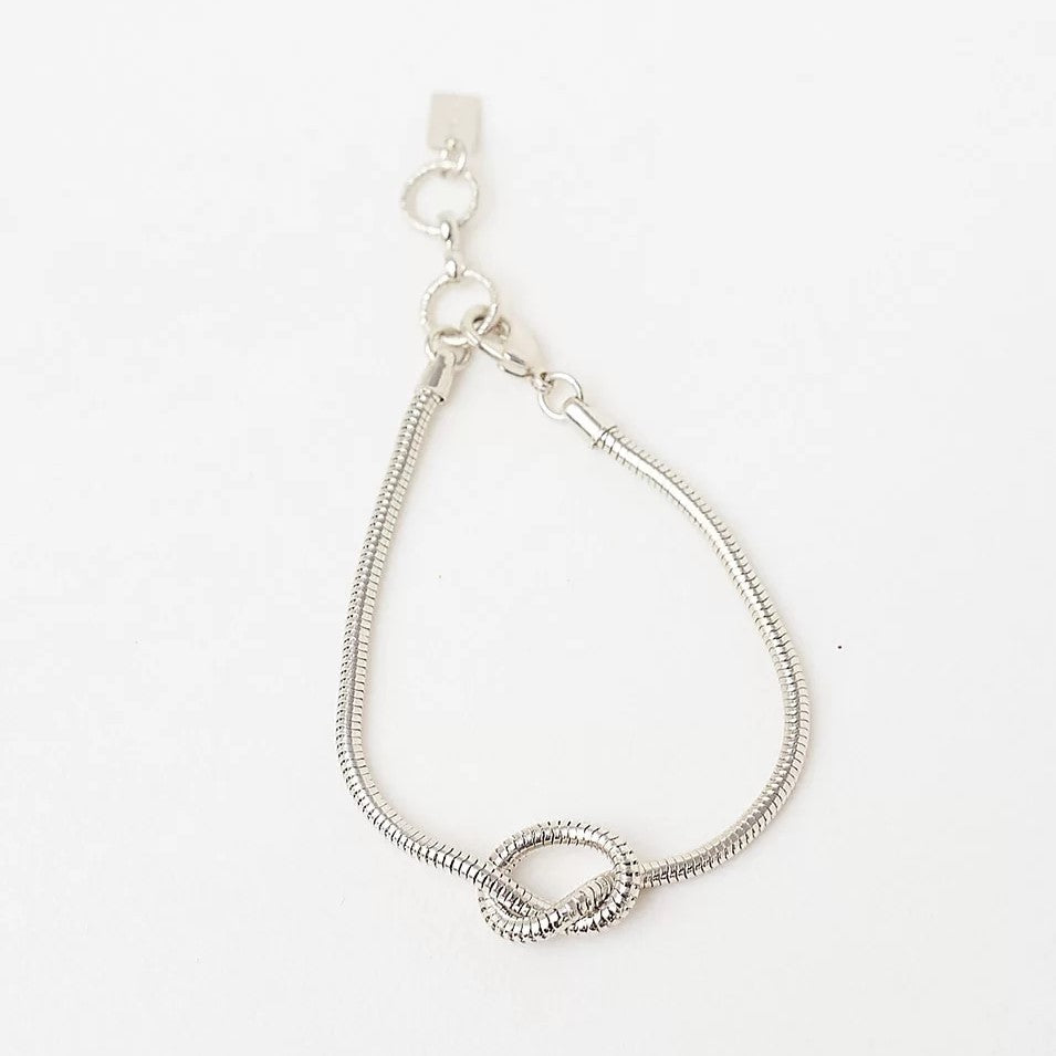 THIN KNOT BRACELET WHITE RHODIUM PLATED