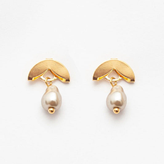 Scale-Patterned Pearl Earring