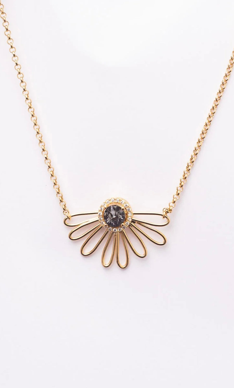 COLAR MARGIE FLOR ARAMADA MIOLO CRISTAL CINZA E ZIRCONIAS COM BANHO OURO