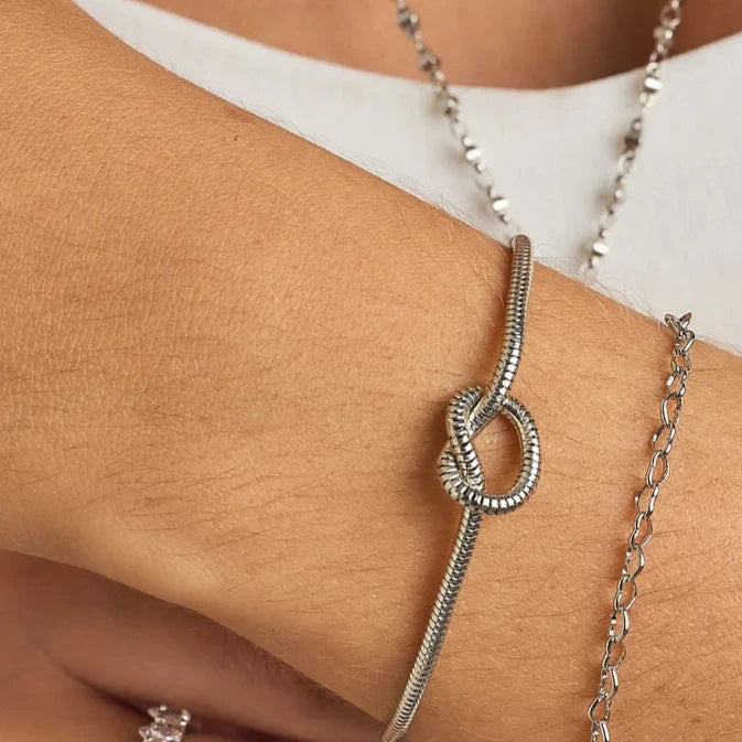 THIN KNOT BRACELET WHITE RHODIUM PLATED