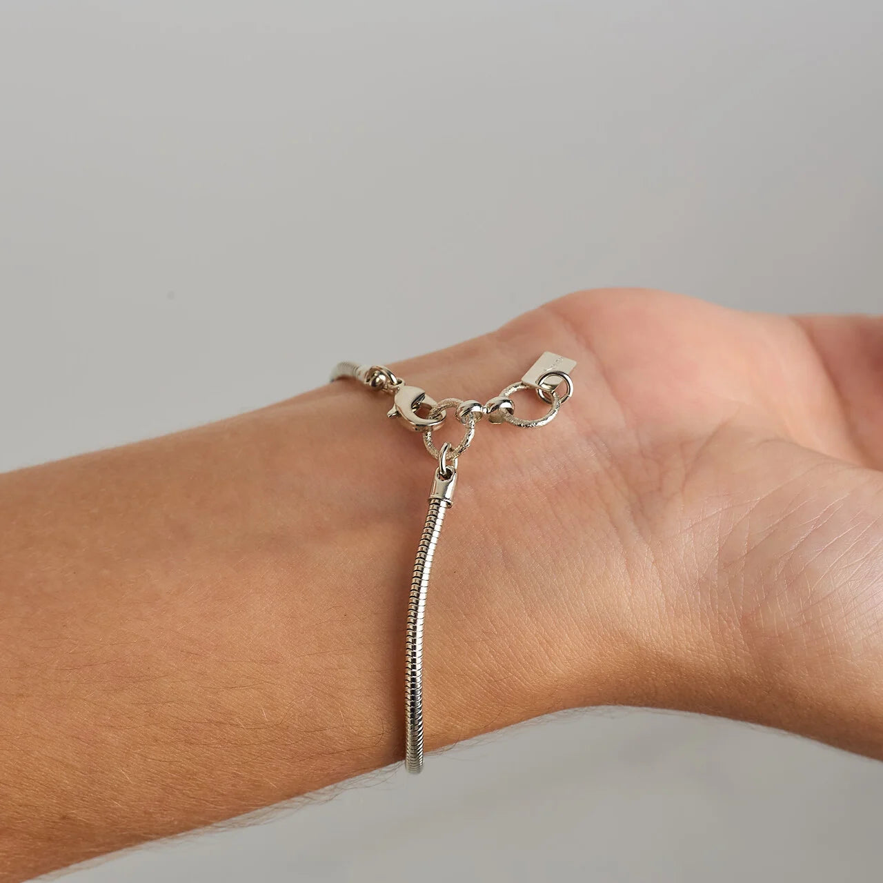 THIN KNOT BRACELET WHITE RHODIUM PLATED