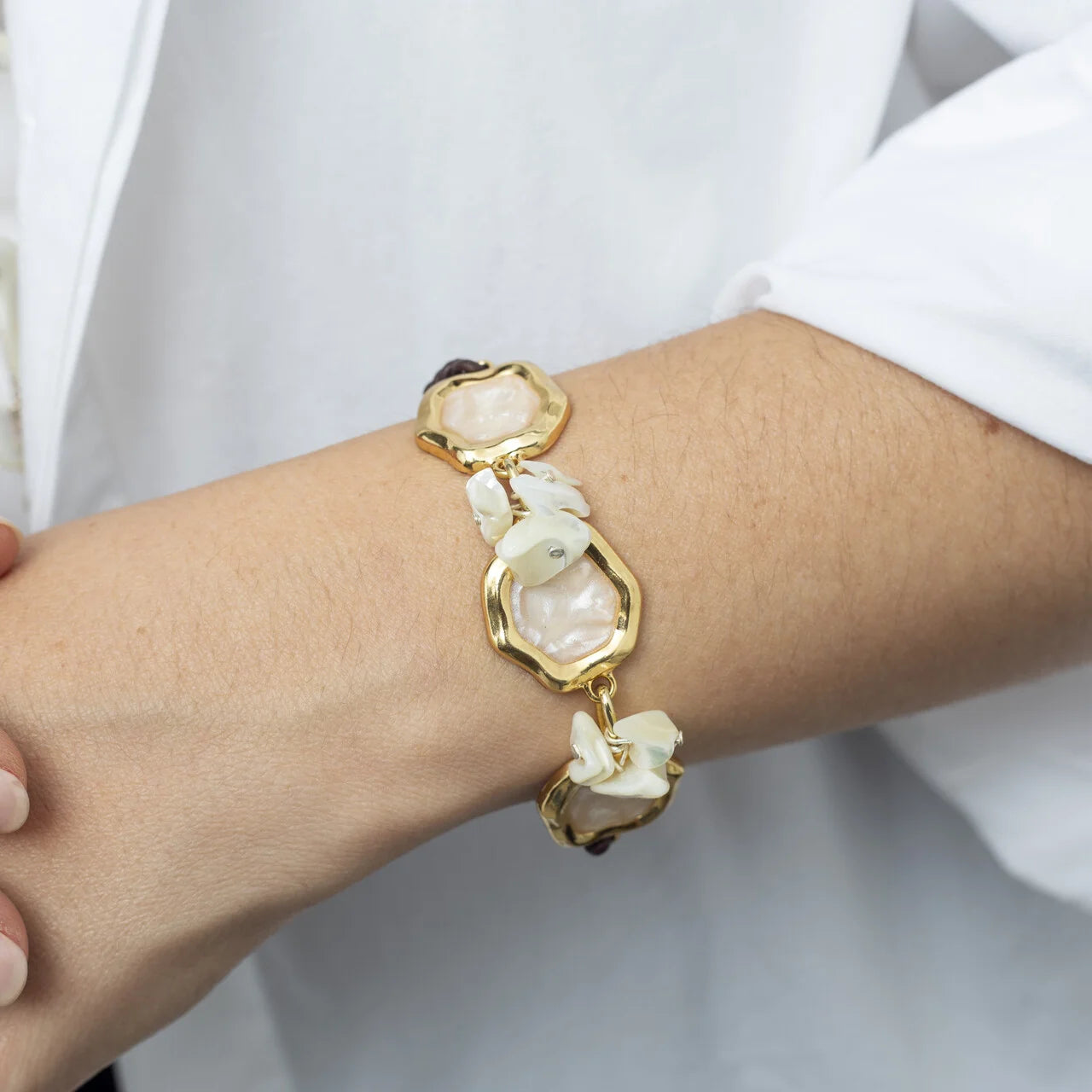 BOHOCHIC BRACELET WITH SHELL CHIPS AND MOTHER-OF-PEARL GOLD PLATED