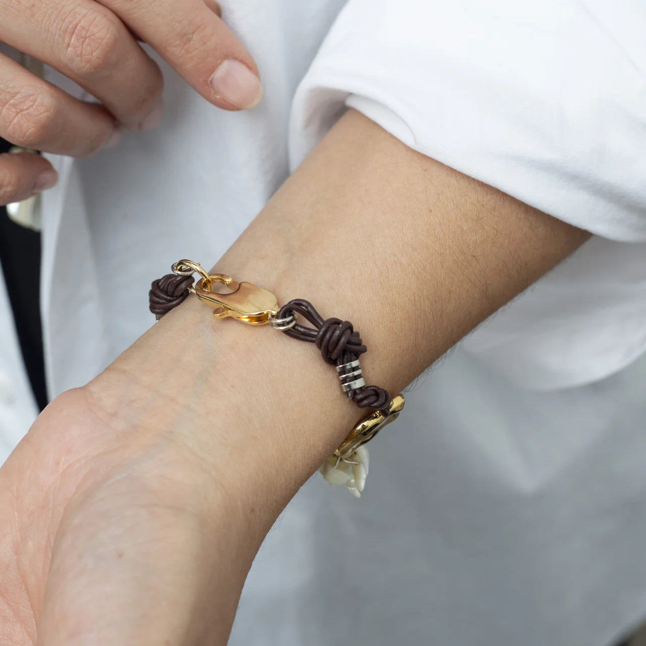 BOHOCHIC BRACELET WITH SHELL CHIPS AND MOTHER-OF-PEARL GOLD PLATED