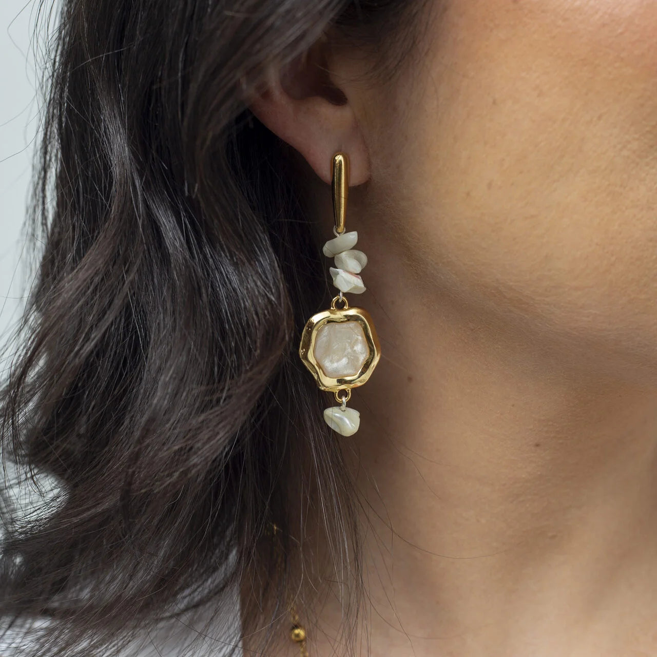 BOHO CHIC EARRINGS WITH MOTHER-OF-PEARL CHIPS GOLD PLATED